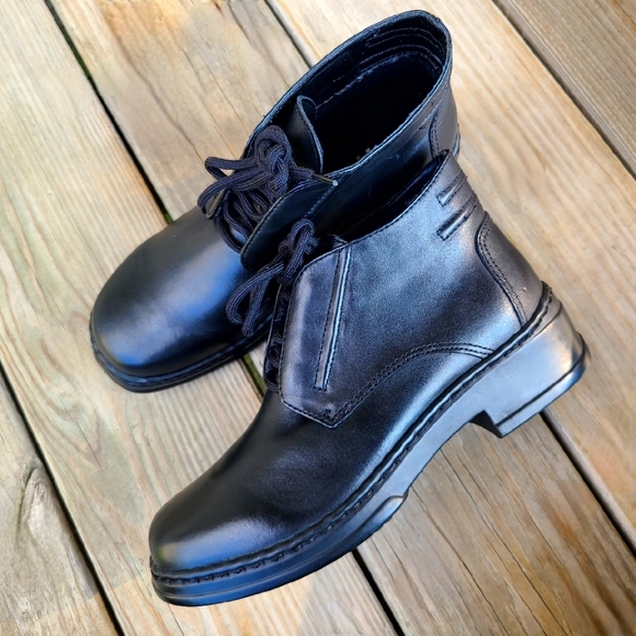Covington Shoes - VINTAGE 90's Style Covington Womens Ankle Lace Up Earth Sole Boots 7 1/2 Black
